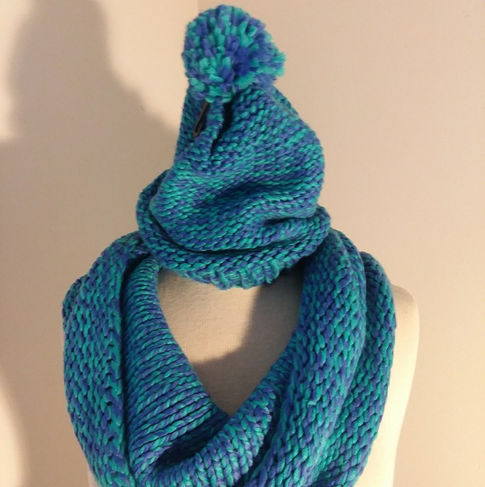 Forever 21 Chunky Cable Pom Pom Beanie Hat & Infinity Scarf Knitted Set